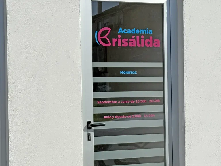 Horarios y puerta de entrada a la Academia Crisálida