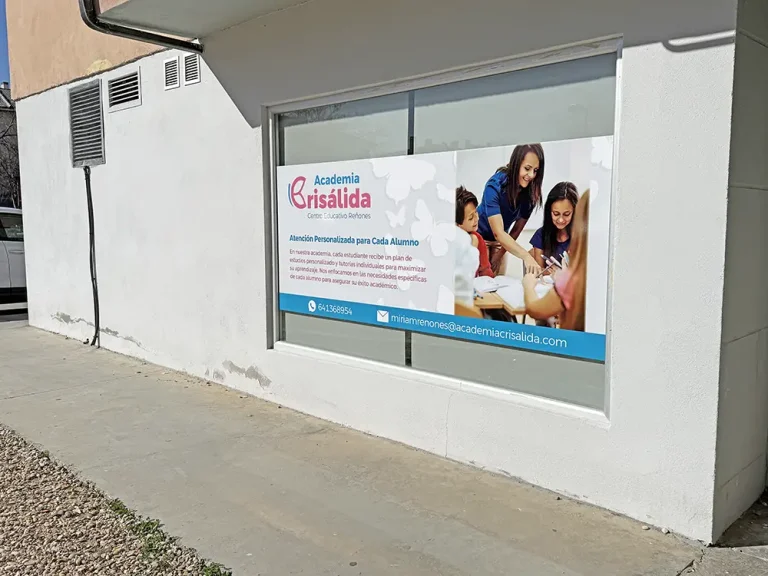 Vista lateral de la Academia Crisálida