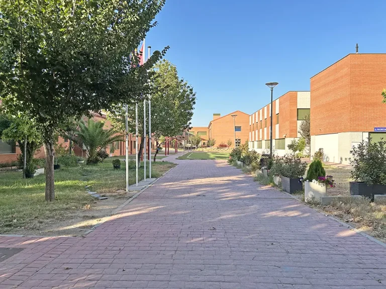 Entrada principal al CEIPSO Maestro Rodrigo