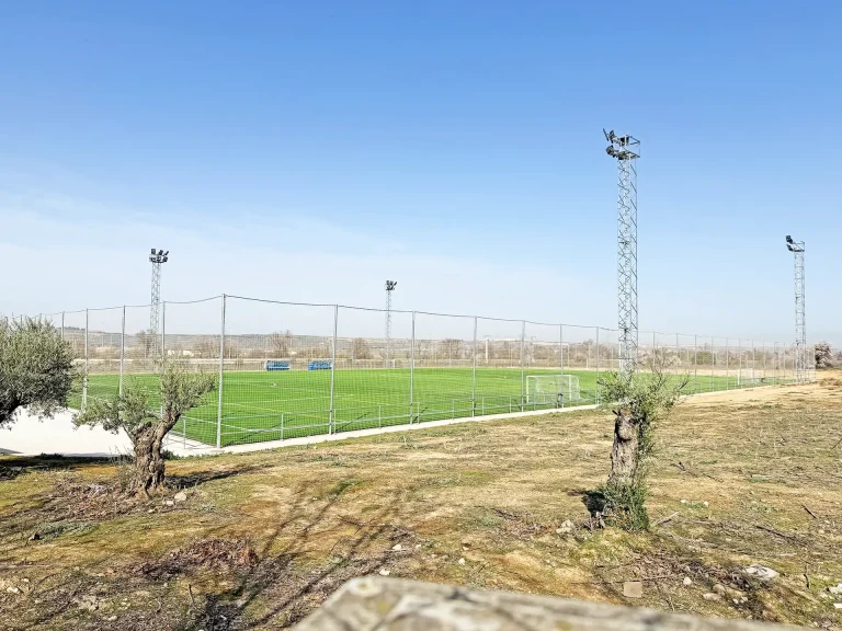 Campo de fútbol de césped artificial: instalaciones deportivas modernas