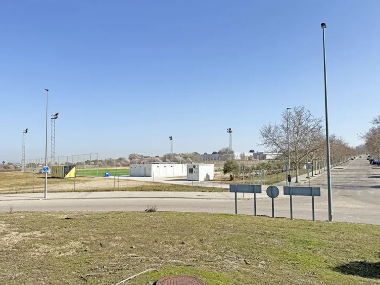 Vista desde lejos del campo de Campo de Fútbol de La Montaña