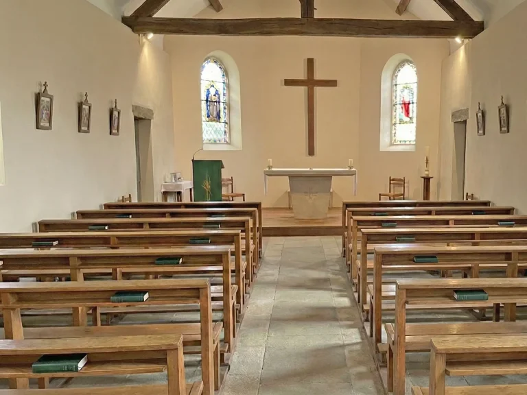 Capilla de San Rafael Arnaiz en el barrio de La Montaña, Aranjuez: centro de culto y arquitectura religiosa moderna