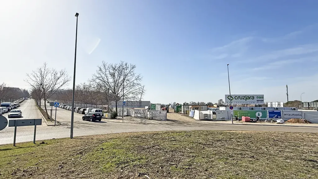 Entrada a las obras del Parque Comercial en La Montaña
