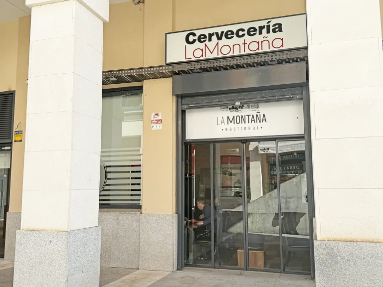 Vista exterior del Restaurante La Montaña con mesas al aire libre y entrada secundaria al establecimiento