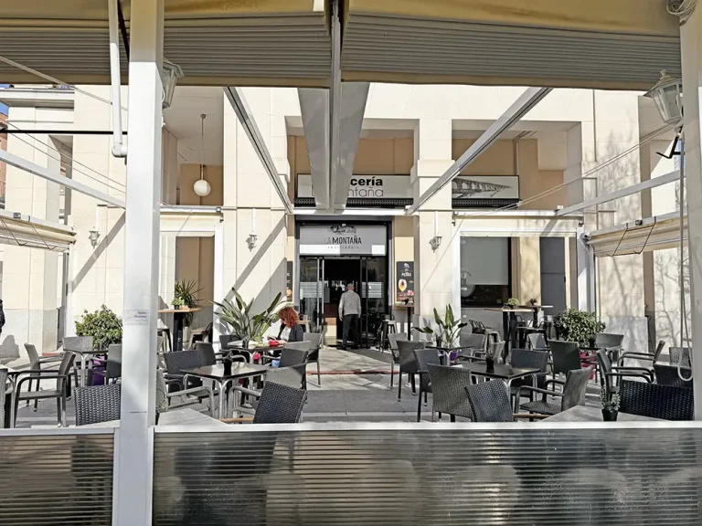 Entrada y terraza de la Cervecería Restaurante La Montaña