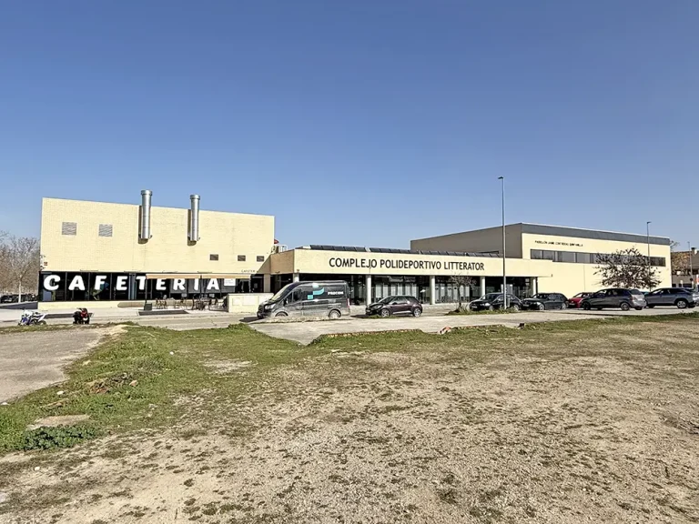 Cafetería y polideportivo del Colegio Litterator
