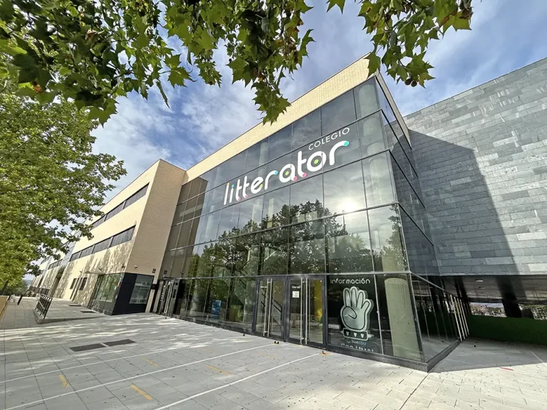Entrada al Colegio Litterator
