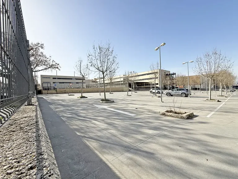 Zona de aparcamiento del Colegio Litterator