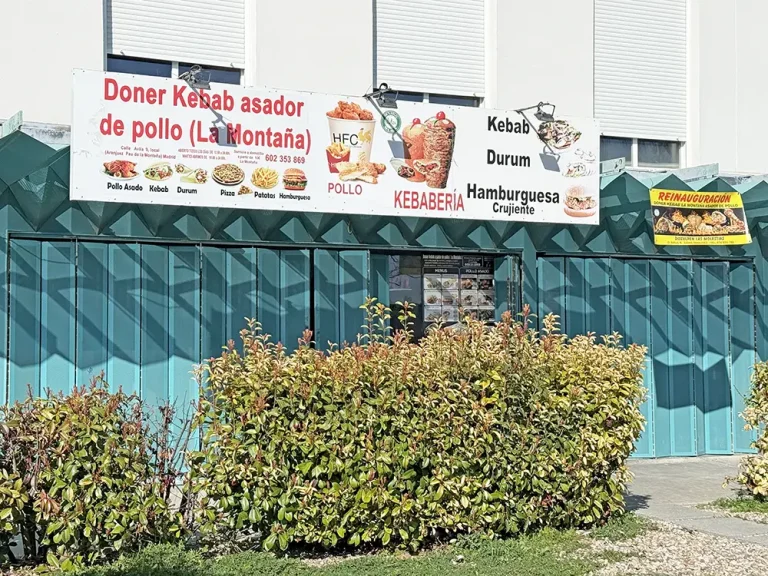 Vista desde lejos de la entrada del Doner Kebab café