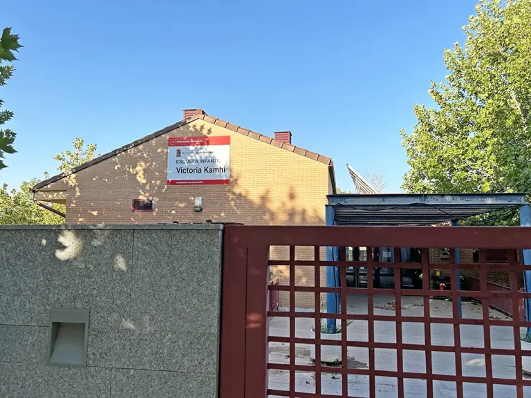 Letrero que pertenece a la Escuela Infantil Victoria Kamhi