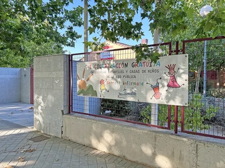 Letrero de escolarización gratuita de la Escuela Infantil Victoria Kamhi
