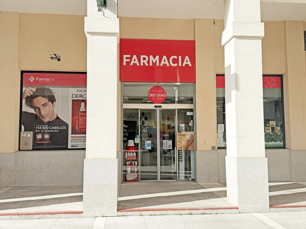 Fachada exterior de la Farmacia Farmalife La Montaña en Aranjuez, servicios de salud y parafarmacia