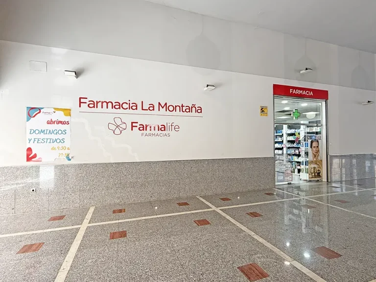 Segunda puerta de entrada a la Farmacia Farmalife La Montaña