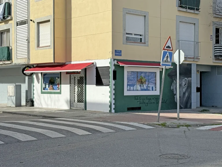 Frutería Ángel comercio de productos de temporada y atención al público