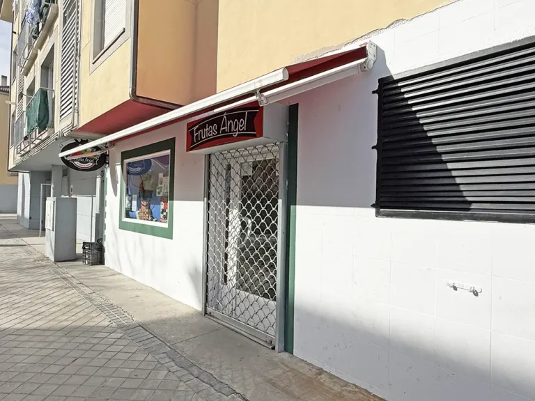 Entrada a la Frutería Ángel
