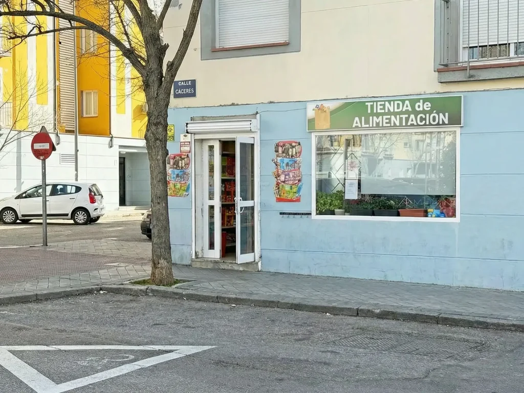 Fachada del establecimiento Frutos Secos y Pan Caliente en el barrio de La Montaña