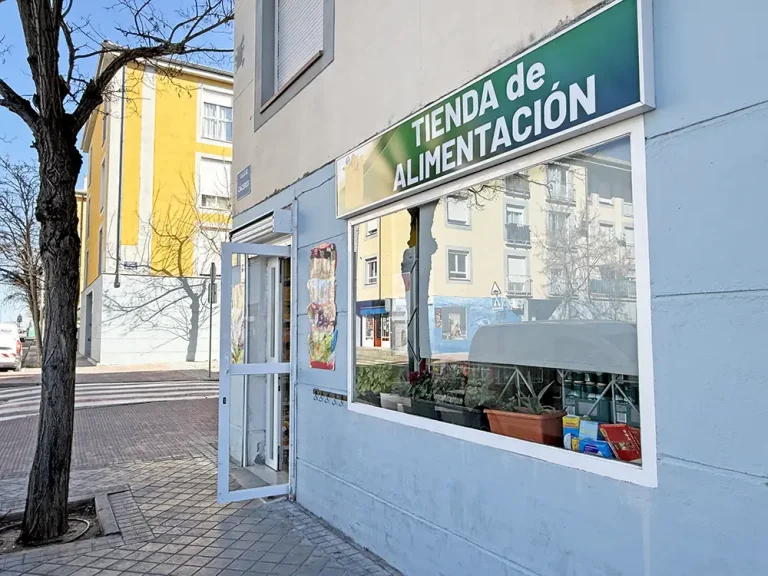 Vista lateral derecha de la tienda Frutos secos y pan caliente