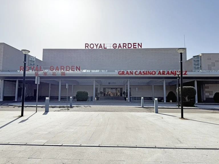 Fachada exterior y entrada principal del Gran Casino Aranjuez en el barrio de La Montaña