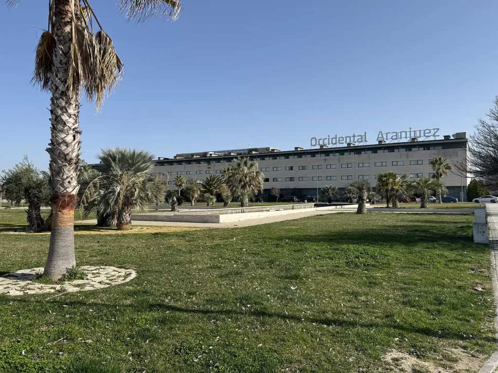 Fachada exterior del Hotel Occidental Aranjuez junto al campo de golf y el Barrio de La Montaña