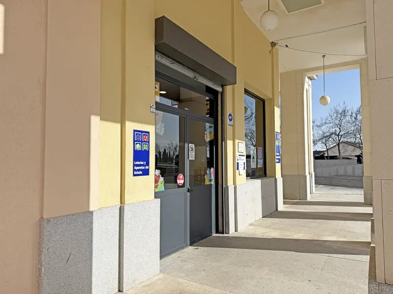 Entrada lateral del LotoEstanco La Montaña