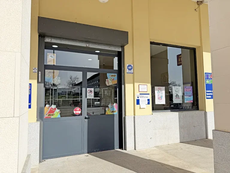 Entrada frontal del LotoEstanco La Montaña