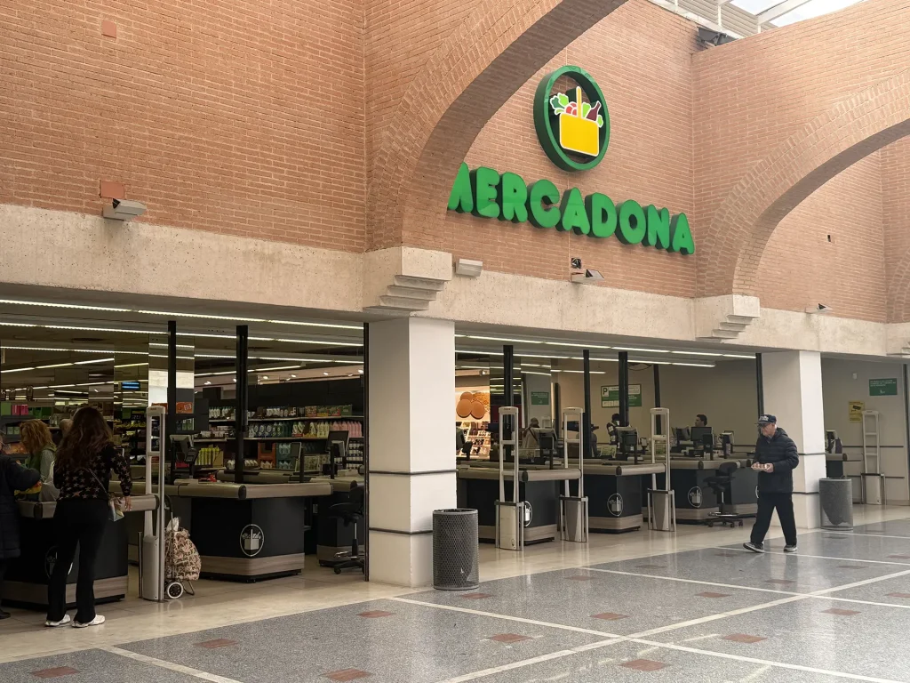 Entrada al Mercadona de La Montaña con acceso al parking subterráneo
