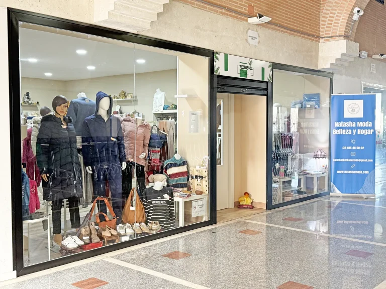 Fachada exterior y escaparate de la tienda Natasha Moda&Beauty en el barrio de La Montaña, Aranjuez: moda femenina y complementos
