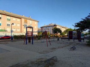 Columpios Parque Infantil Calle Caceres en La Montaña