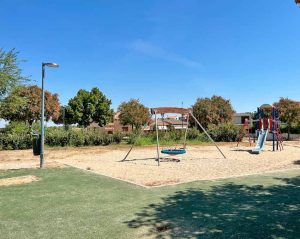 Columpios Parque Infantil Calle Cordoba en La Montaña