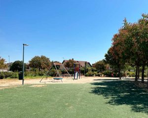Columpios Parque Infantil Calle Cordoba en La Montaña