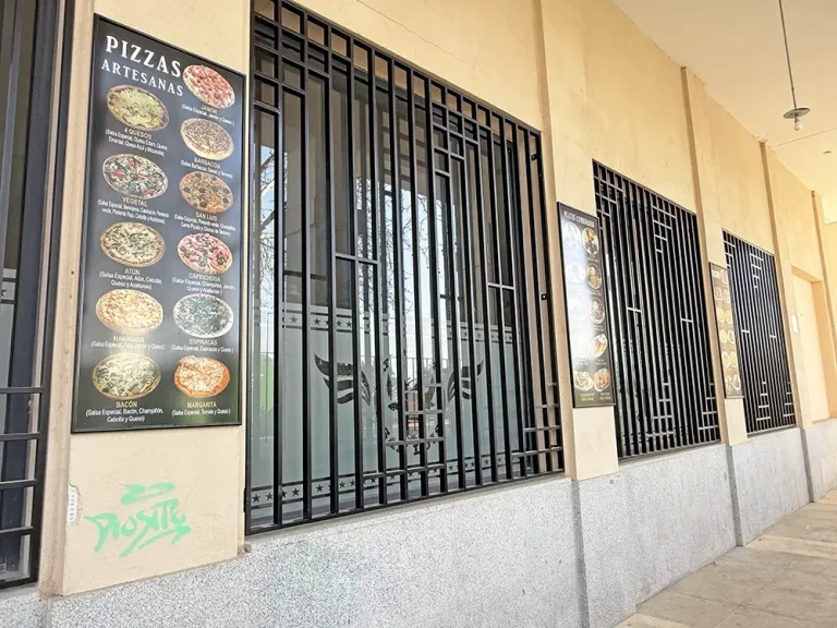 Carta de las comidas que se sirven y vista lateral del Restaurante San Luis