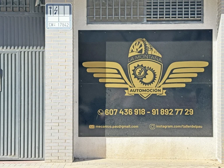 Letrero informativo del Taller Automoción La Montaña
