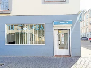 Lavandería autoservicio Tu Colada en el barrio de La Montaña, Aranjuez: máquinas de lavado y secado profesional