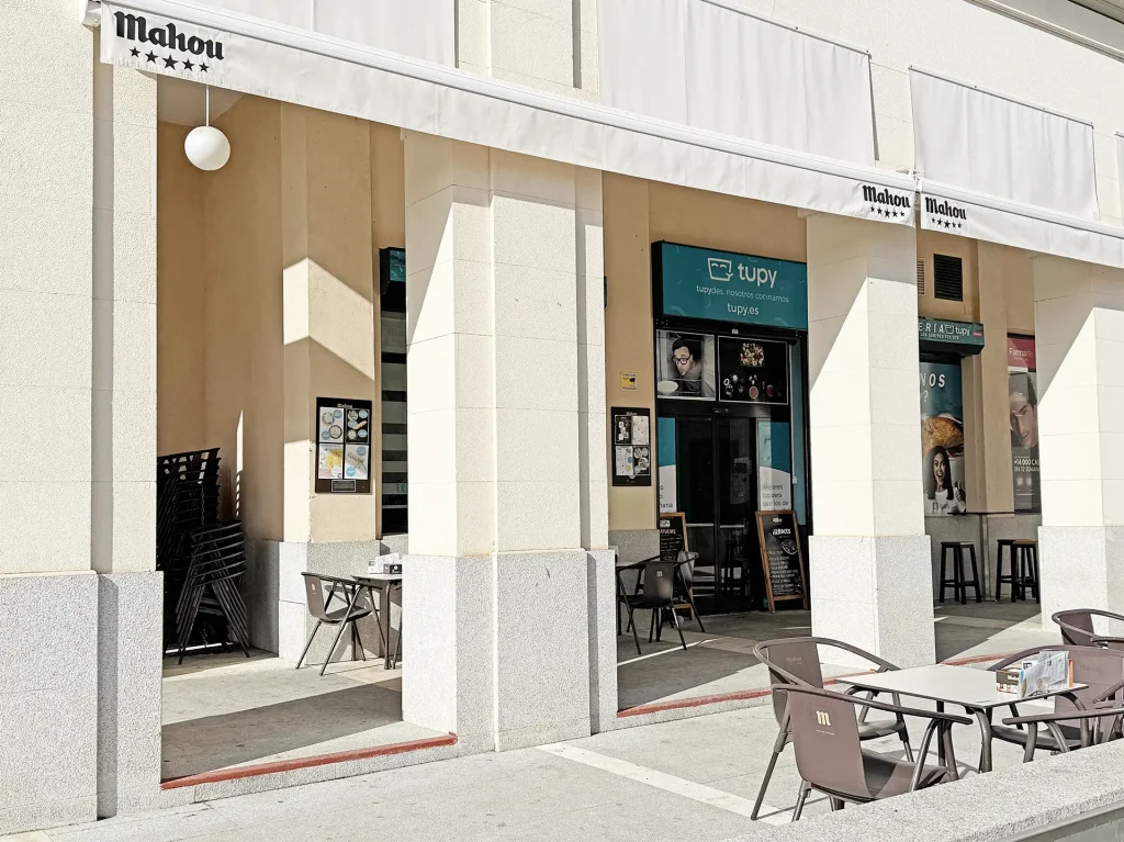 Fachada del establecimiento Tupy en La Montaña: comida para llevar y panadería