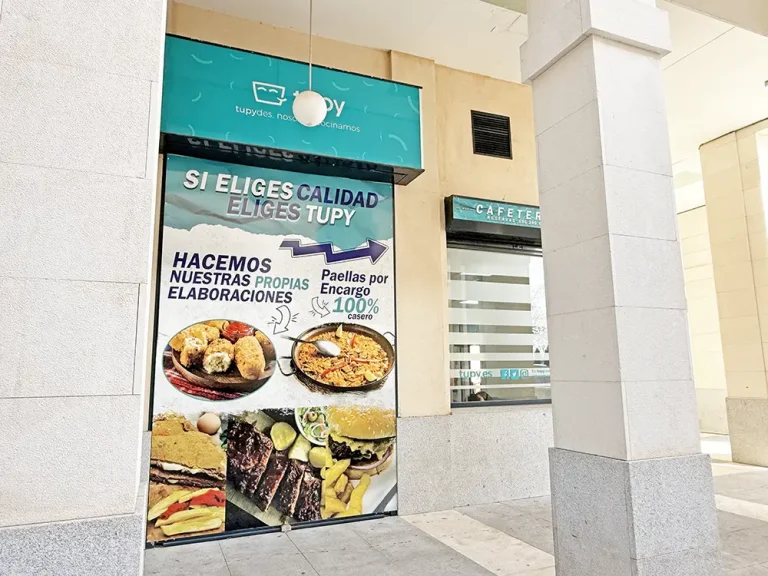 Vista lateral del escaparate de Tupy