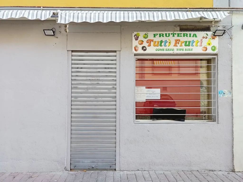 Tutti Frutti comercio de venta de frutos secos, dulces y productos de alimentación.