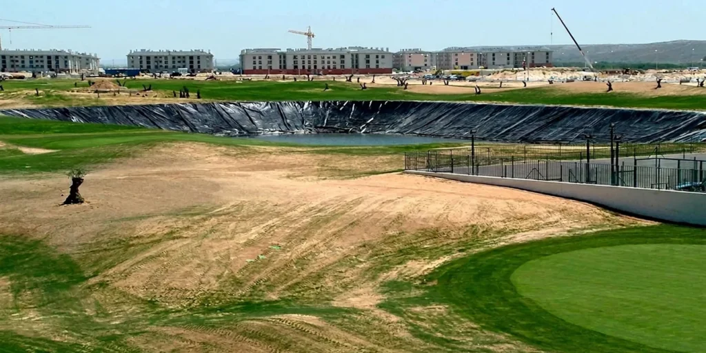 Lona del lago artificial del campo de golf